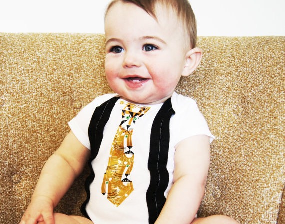 outfit-baby-junge-strampelhose-print-krawatte-loewen