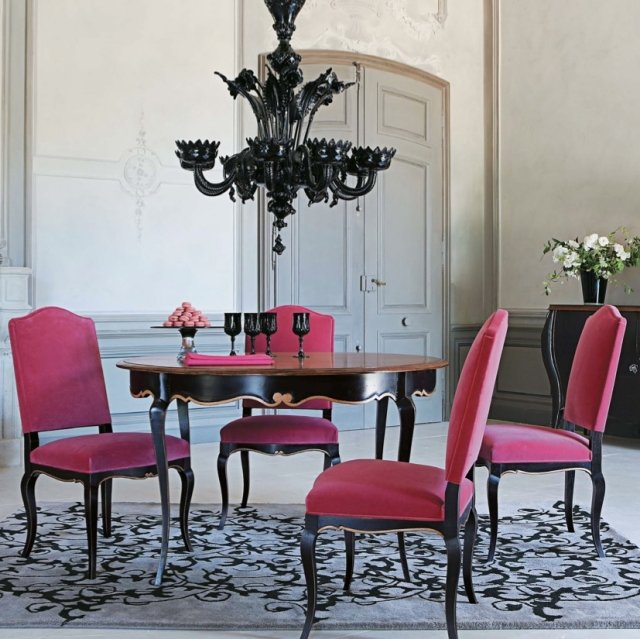 pink-schwarz-stühle-luxus-lüster-esszimmer-möbelideen