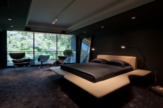 puristisch-schlafzimmer-schwarz-wandfarbe-teppichboden-balkonmöbel