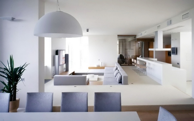 puristische-weiße-wohnung-grau-stühle-geradliniges-design-sofa
