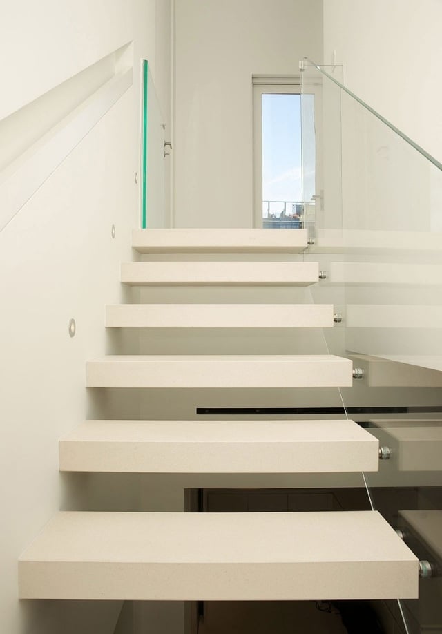 raffinierte-Innenarchitektur-klare-linien-Glas-Wand-Treppenhaus