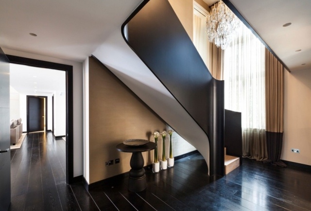 raumskulptur-massiv-halbgewendelte-Treppen-Kernstück-zeitgenössische-Villa