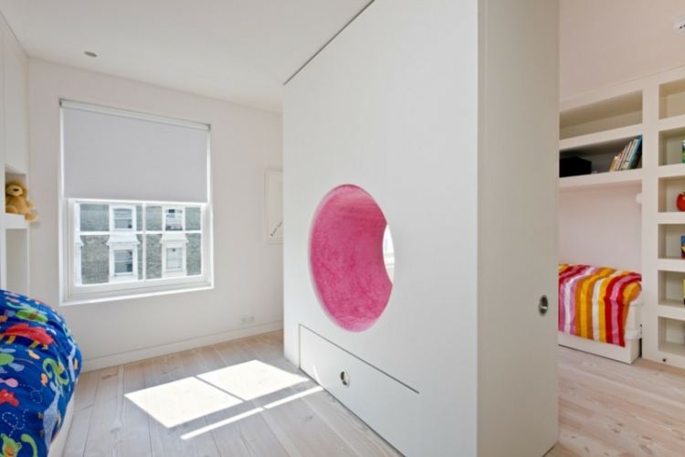 raumteiler für kinderzimmer spielwand loch klettern weiss einrichtung bunt akzente