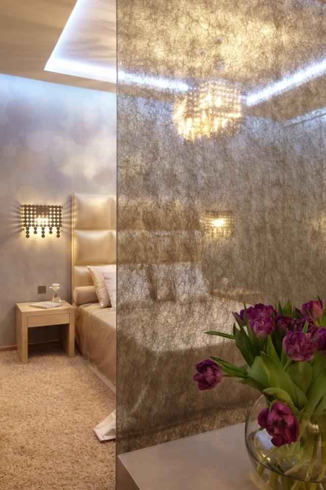 raumteiler-schlafzimmer-beige-deko-paneele-halb-sichtbar-led-beleuchtung-decke