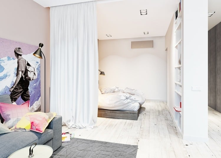 raumteiler-schlafzimmer-weiss-wandgestaltung-poster-wandfarbe-hellgrau-couch-bed-vorhang