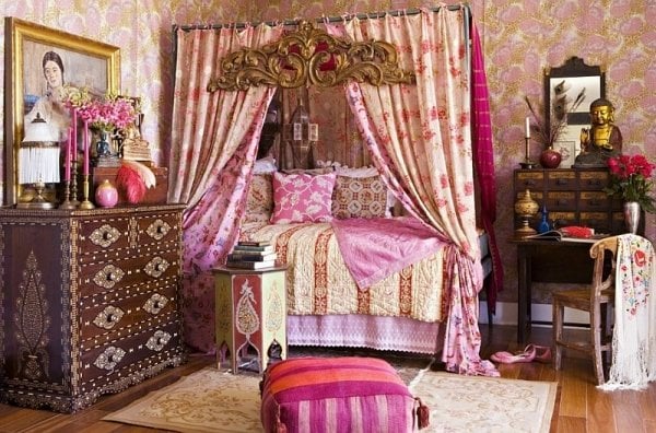 romantisch-eklektisches-zimmer-retro-elemente-vintage-kommode-himmelbett-pink
