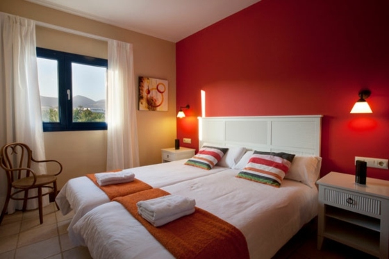 rote-und-beige-Wände-im-Schlafzimmer