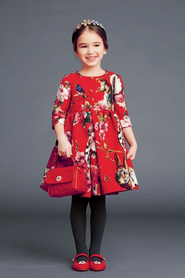 rotes-Kleid-mit-Blumenmuster-und-kleine-Handtasche