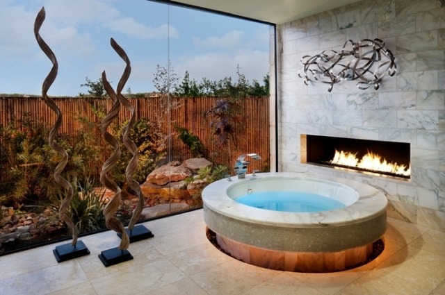 runde-badewanne-marmor-look-whirlpool-indoorkamin-badezimmer