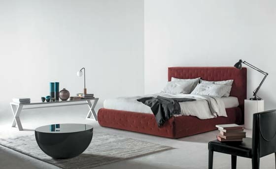 runder-Tisch-Schlafzimmer-Polsterbett-in-Rot