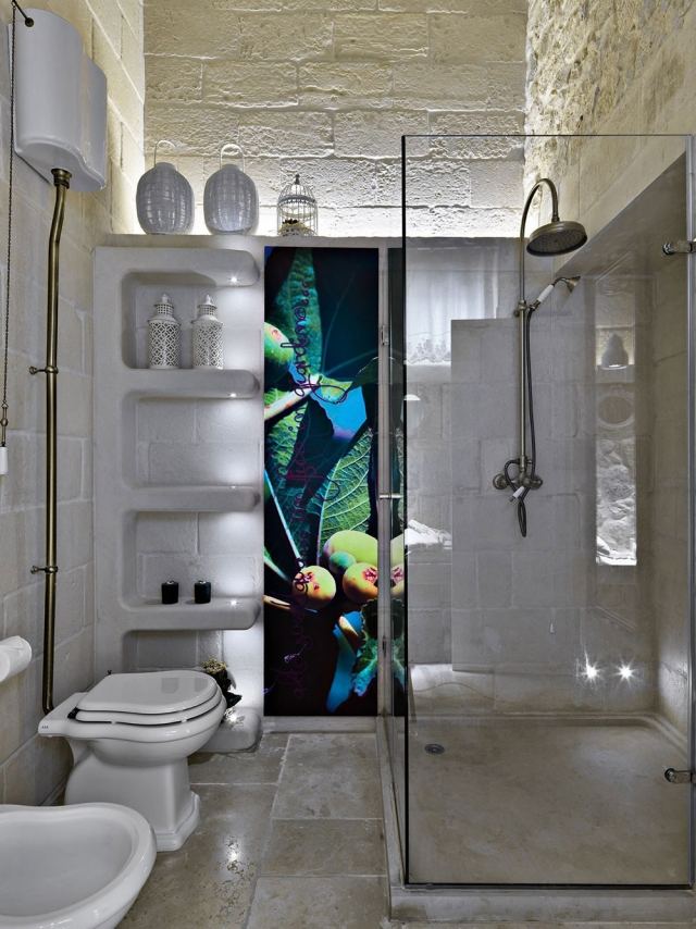 rustikales-badezimmer-moderne-keramische-ausstattung-hotel