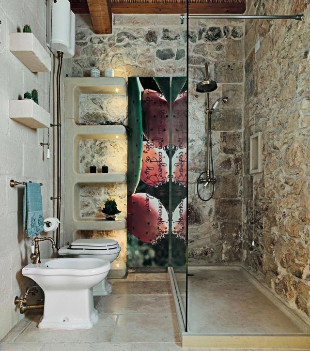 rustikales-badezimmer-wände-mauerwerk-duschkabine-bidet