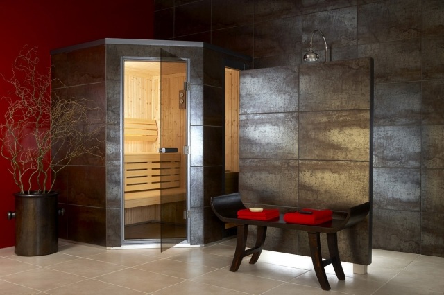 sauna-badezimmer-trapez-form-fliesen-metalloptik-verkleidet