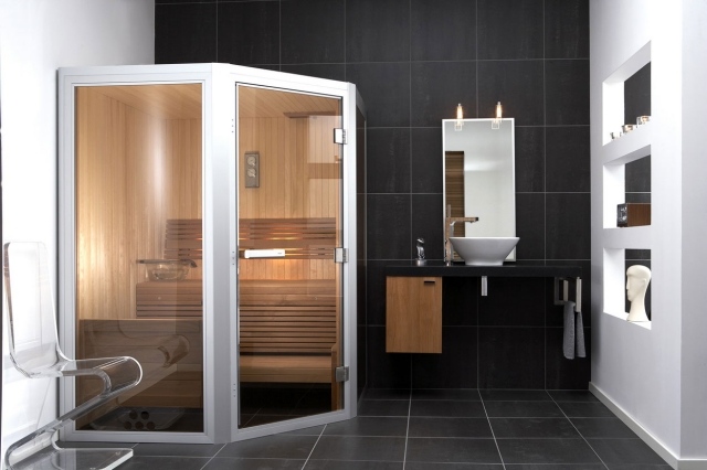 sauna-badezimmer-trapez-form-glaswand-schwarze-bad-fliesen