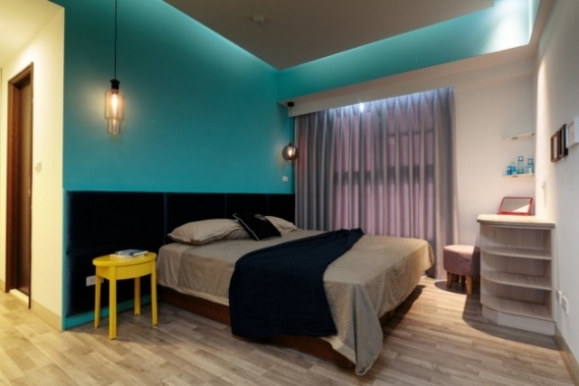schlafzimmer-abgehängte-decke-wand-streichen-türkis-gelb-nachttisch