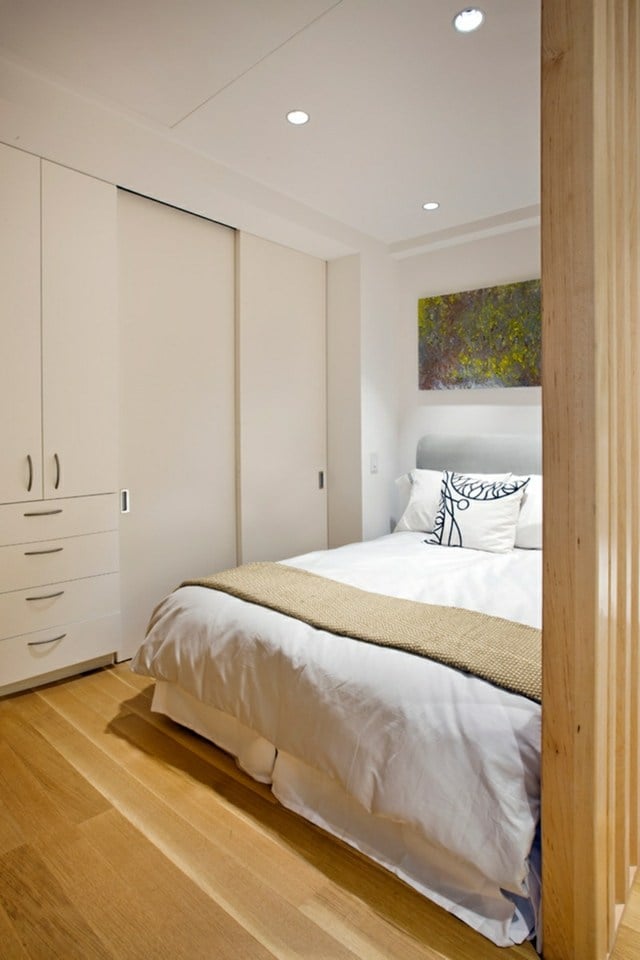 schlafzimmer apartment klein kleiderschrank weiß bett
