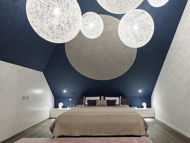 schlafzimmer-dachschraege-weiss-kobaltblau-wandfarbe-kugel-pendelleuchten