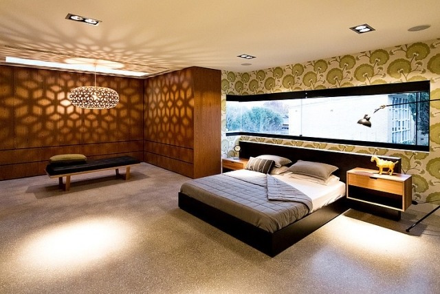 schlafzimmer-fensterfront-ausschnitt-blumentapete-haengeleuchte-licht-schatten-lampenschirm