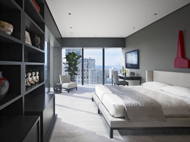 schlafzimmer-fensterfront-graue-wandfarbe-heller-teppichboden