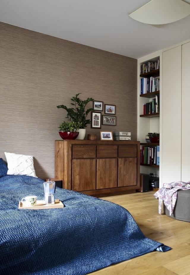schlafzimmer-gestaltung-modern-farben-braune-wand-blaue-tagesdecke