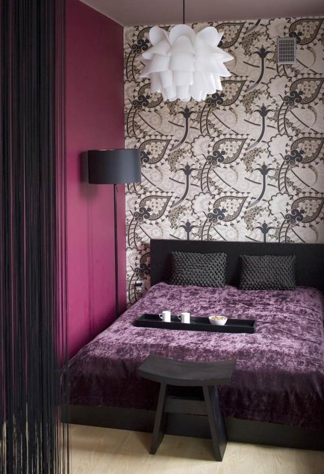 schlafzimmer-ideen-gestaltung-farben-lila-schwarz-tapete-akzentwand-beige