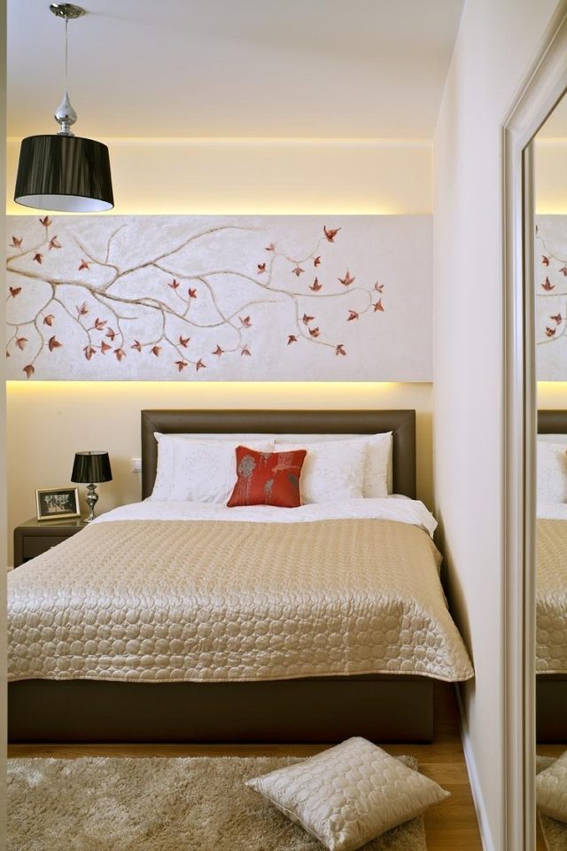 schlafzimmer-ideen-gestaltung-modern-beige-braun-indirekte-beleuchtung-wandpaneel