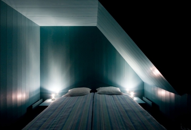 schlafzimmer-klein-dachschraege-ohne-fenster-tischleuchten