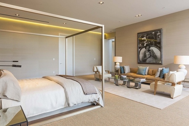 schlafzimmer-modern-beige-tapeten-indirekte-beleuchtung-decke-poster-schwarz-weiss