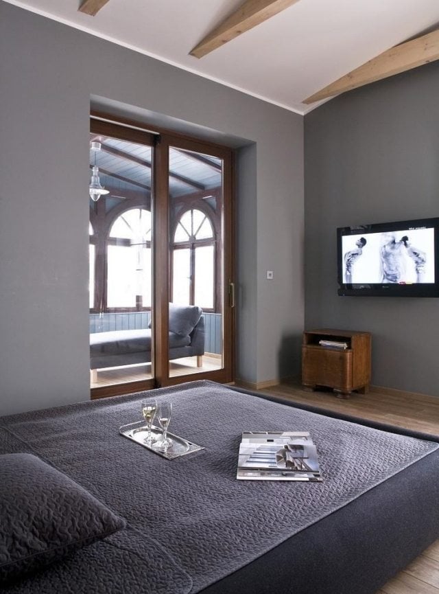 schlafzimmer-modern-dachboden-graue-wandfarbe-holztuerrahmen