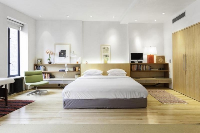 schlafzimmer-modern-gestalten-doppelbett-holzregale-weisse-wande-einbauschrank