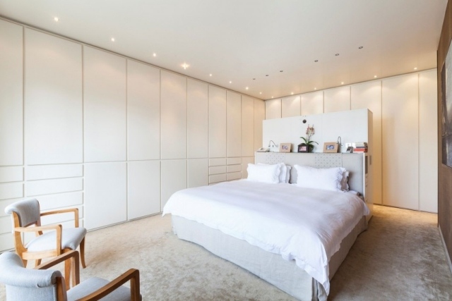 schlafzimmer-modern-gestalten-einbauschraenke-weiss-teppichboden-einbauleuchten-decke