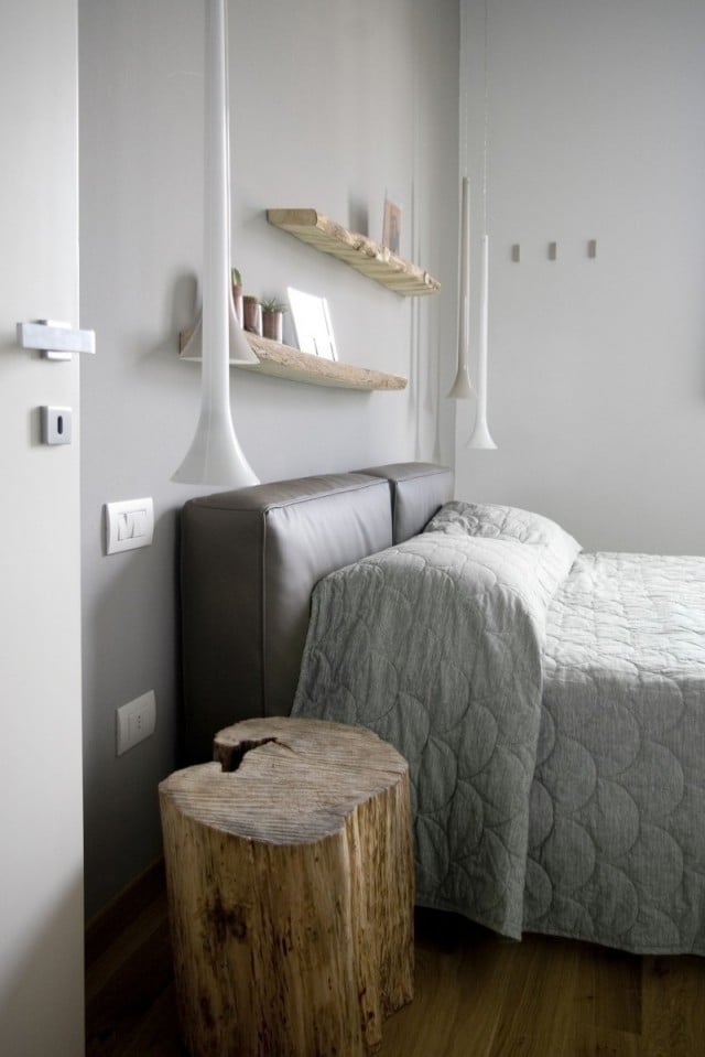schlafzimmer modern gestalten-graue-wandfarbe-pendelleuchten-holz-baumstamm-beistelltisch