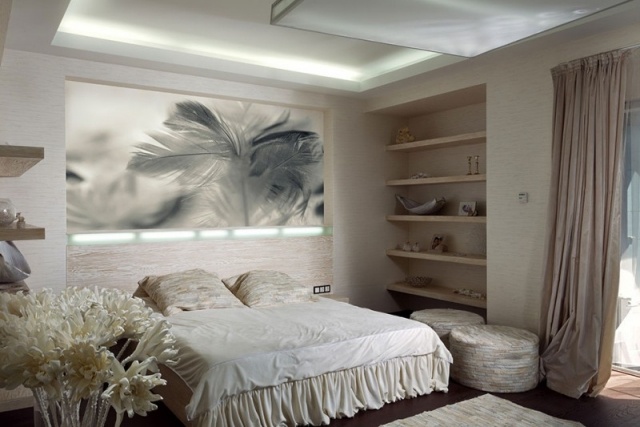 schlafzimmer-modern-gestalten-helle-farben-indirekte-beleuchtung-wanddeko-federn