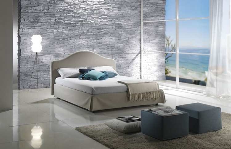 schlafzimmer-modern-gestalten-ideen-hell-naturstein-steinwand-glaswand-schlicht