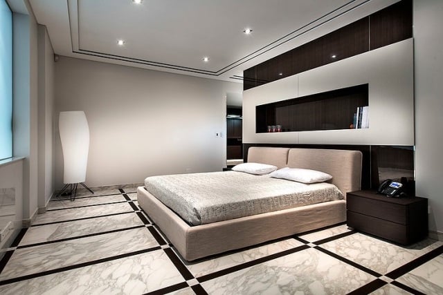 schlafzimmer-modern-gestalten-schwarz-weiss-creme-polsterbett