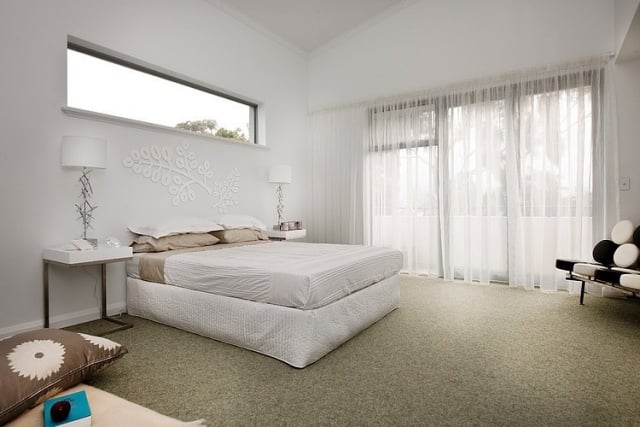 schlafzimmer-modern-gestalten-weiss-kleiner-fensteraussschnitt-schiere-gardinen