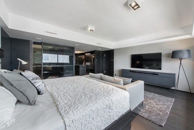 schlafzimmer-modern-grau-weiss-begehbarer-kleiderschrank