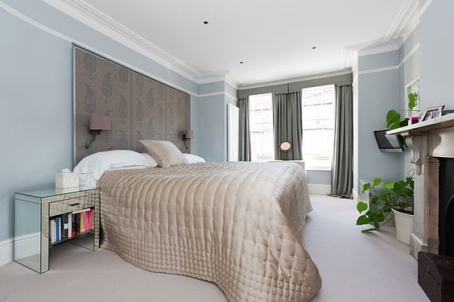 schlafzimmer-modern-hellblaue-wandfarbe-stoffpaneel-deko