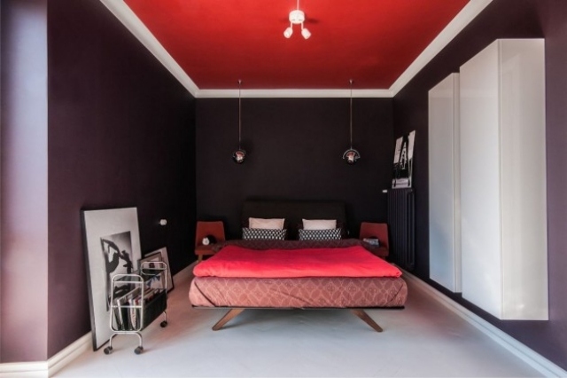 schlafzimmer-rote-bettwäsche-decke-abgehängt-weiß-kleiderschrank-Glanzfront