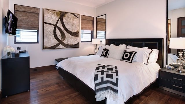 schlafzimmer-schwarz-weiss-holzboden-bambus-fensterrollos
