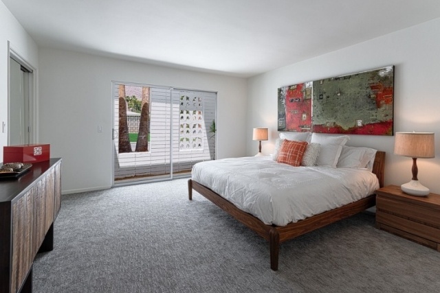 schlafzimmergestaltung-holzbettrahmen-grauer-teppichboden-holz-moebel