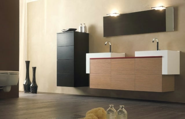 schwarz-braune-Ausstattung-Badezimmer-Möbel-Glas-Deko-am-Boden