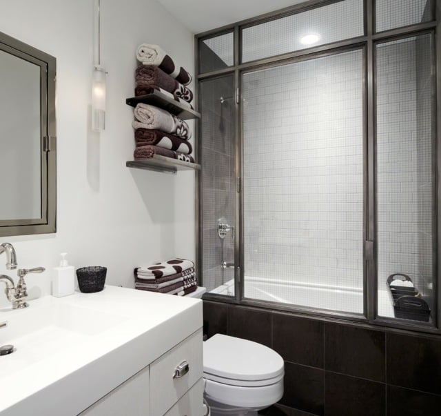 Badewanne Waschtisch Spiegel Wand Toilette