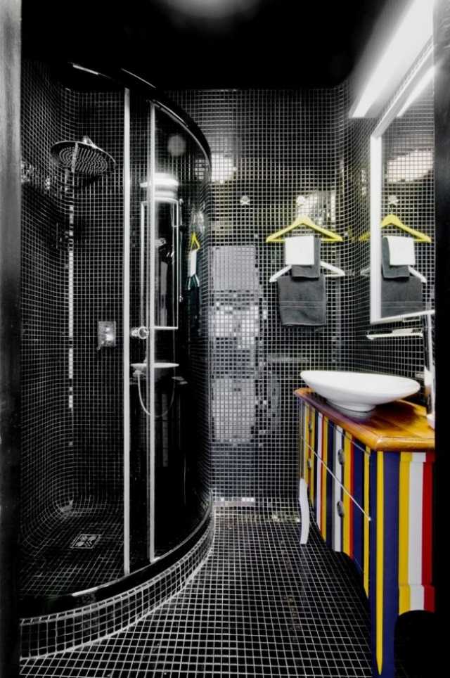 schwarze-mosaikfliesen-badezimmer-duschkabine-bunt-streifen-schrank