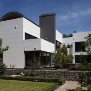 schöne Stadtvilla Material verkleidet weiße Fassade modernes innovatives Design