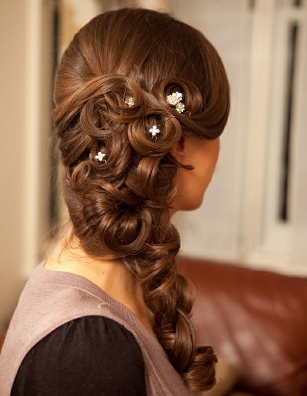 Zopf Frauen Haare stylen Hochzeitstag vorbereiten