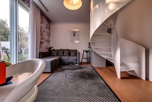 skulpturelle-weiße-spindeltreppe-wangen-Wohnraum-Durchgangsbereich