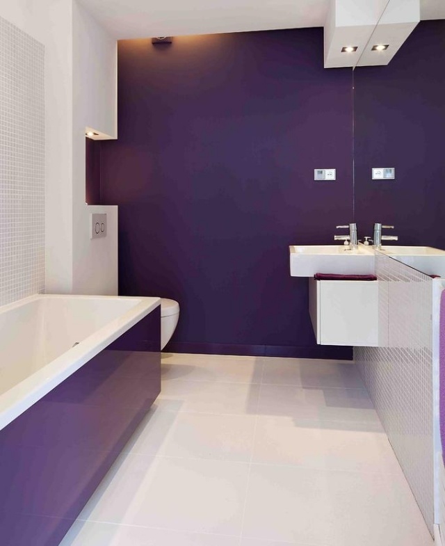 spezielle-farbe-bad-lila-aubergine-weiss-spiegelwand-badewanne