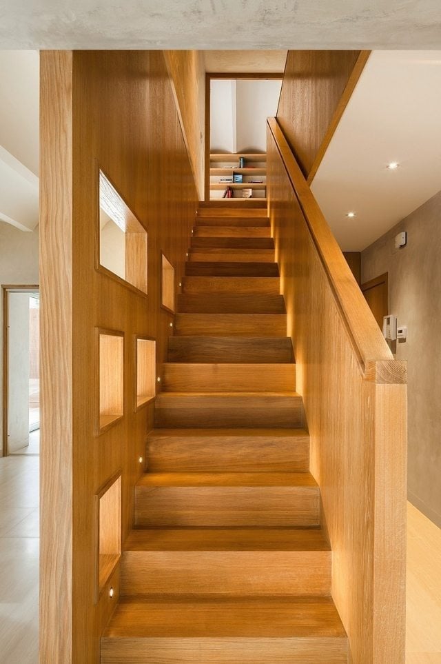 stilvolle-Treppe-aus-Eichenholz-Treppenstufen-beleuchtet-lichtöffnungen