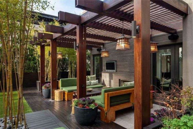 terrassen-ideen-pergola-sitzbereich-bambus-pflanzkuebel